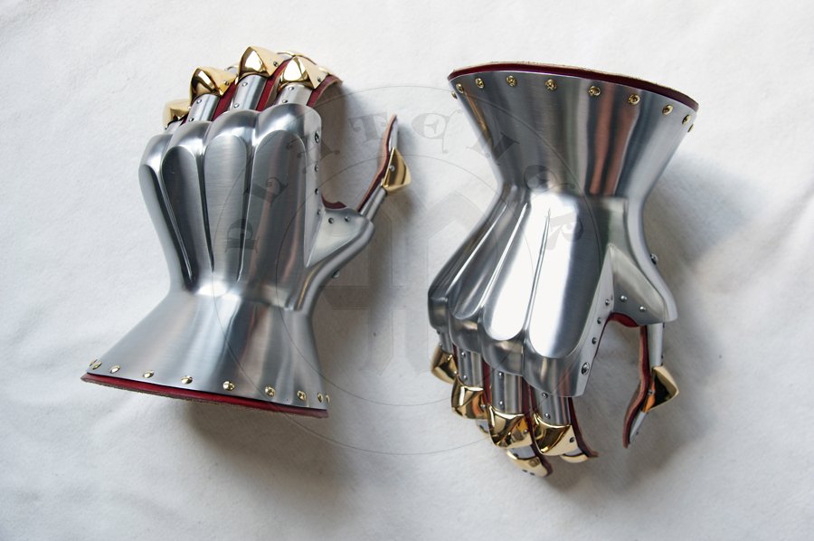 Rkawice klepsydrowe wykonane ze stali redniowglowej, hartowane i odpusczane do 42 HRC. Kostki i paliczki palcw pokryte 24 karatowym zotem./Hourglass gauntlets made from medium carbon steel, heat hardened and tempered up to 42 HRC. Knuckles and fingertips covered in 24 karat gold.
